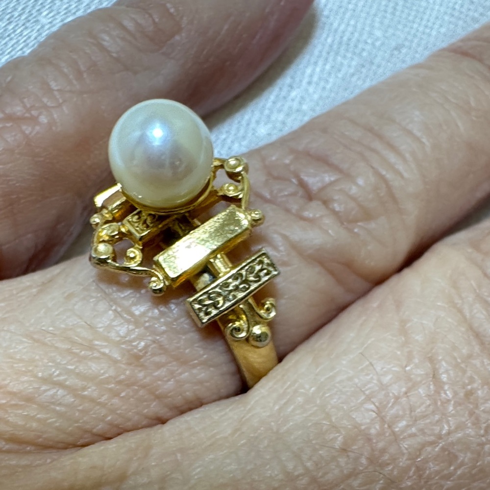 Elegant Gold Pearl Ring